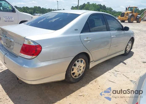 2005 Toyota Camry Le z USA, uszkodzony, nr VIN 4T1BE32KX5U402999